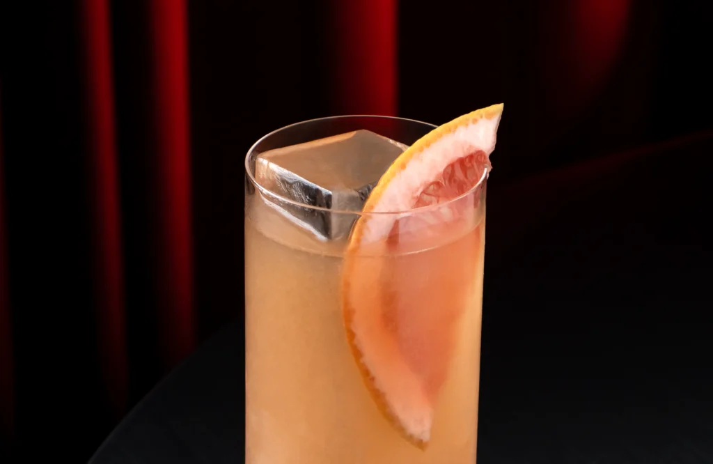 Guachimule - tequila mule cocktail con 1800 Guachimonton servido en vaso highball con hielo y media luna de toronja.