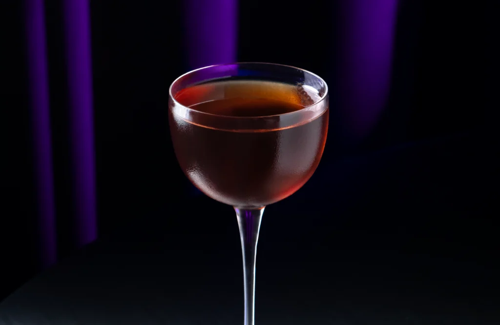 Cóctel Premiere Fois de tequila extra añejo con jerez fino servido en copa Nick and Nora con aromatización de piel de naranja.