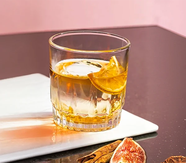 1800 FIG Mixología Tequila 1800 Añejo. Miel de higo con canela y bitter de cacao sobre Tequila 1800 Añejo. Un cóctel profundo, especiado y de dulzor contenido.