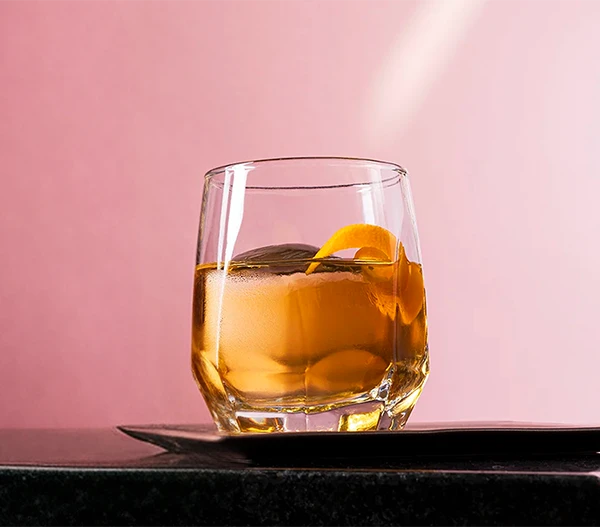 1800 negrete Mixología Tequila 1800 Añejo. Licor de plátano y vermouth rosso amargo sobre Tequila 1800 Añejo. Un cóctel espirituoso, dulce y de amargor persistente.