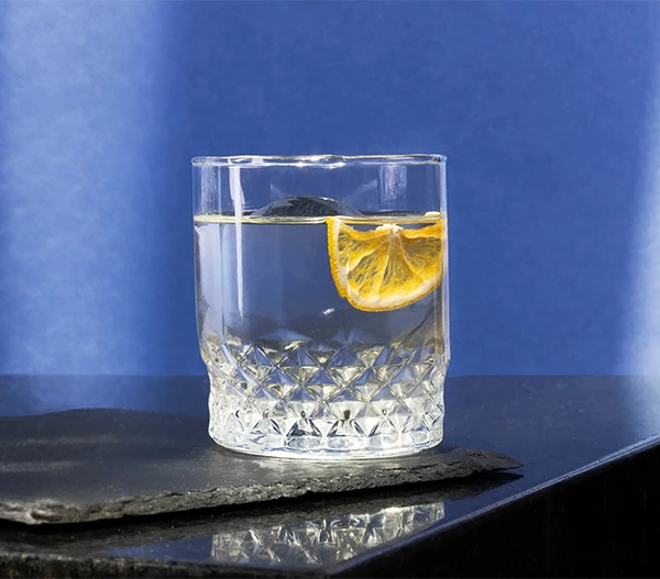 Cristalino Olive Mixología Tequila 1800 Cristalino. Licor de toronja y vino espumoso sobre Tequila 1800 Cristalino, con el acento salino de la aceituna verde.