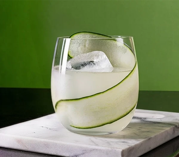 EXPRESIÓN 1800 Mixologpia Tequila 1800 Blanco. Pepino, hierbabuena y bitter de hoja santa sobre Tequila 1800 Blanco. Un cóctel herbal, fresco y de perfil vegetal.