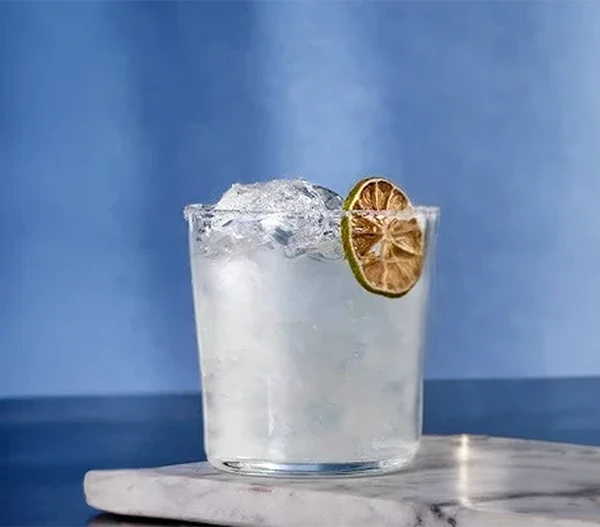 Skinny margarita Mixología Tequila 1800 Cristalino. Tequila 1800 Cristalino, limón verde y miel de agave ligera. Una margarita directa, cítrica y sin azúcar añadida.